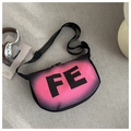Detalle de bolso bandolera de estilo urbano con degradado negro rosa y letra FE - Rosa