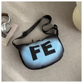 Detalle del bolso tipo dumpling con degradado azul y logotipo FE negro estampado - Azul