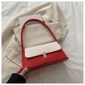 Bolso de mano en cuero rojo y blanco con hebilla metálica sobre blazer crema - Rojo y Blanco
