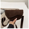 Bolso de hombro marrón oscuro de ante con diseño de ondas y correa ancha de lona - café