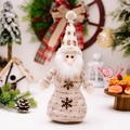 Gestrickter Weihnachtsmann in Beige und Kaffeebraun mit kariertem Hut und Schneeflocken-Stickerei - Europäischer Stil Weihnachtsmann Puppe
