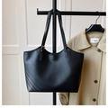 Detalle de bolso tote de cuero negro con letras doradas y hebilla de metal ajustable - Con Colgante / Negro