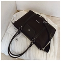 Grande borsa a spalla in nylon nero con tracolla regolabile ed etichetta su sfondo in maglia - Nero