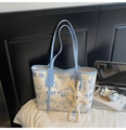 Close-up van beer print tote bag met pluche konijn hanger en graffiti stijl print - Met Hanger / Blauw