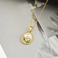 Dettaglio del ciondolo a fiore vintage con perla bianca e smalto rosa su catena dorata - Collana Fiore Goccia d'Olio / Rosa