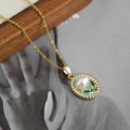 Dettaglio della collana fiore vintage con foglie in smalto verde e perla bianca - Collana Fiore Goccia d'Olio / Blu