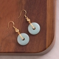 Détail de boucles d'oreilles dorées avec pièces ajourées et pierres de jade vert - Boucles d'Oreilles Style Chinois Jade Hetian