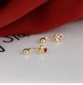 Détail de bijoux de piercing en or 18K avec trèfle à cœur en émail rouge poli - Boucles d'Oreilles Clous Trèfle Ajouré Couleur Or