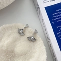 Détail de boucles d'oreilles feuille de ginkgo avec cristaux et perle sur socle blanc - Boucles d'Oreilles en Forme d'Éventail Perles Strass
