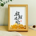 Holz 3D-Rahmen Deko mit Zhaocai Jinbao Kalligraphie und gelben Kristallstein Füllung - Reichtum und Schätze