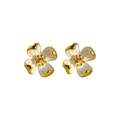 Vue détaillée des boucles d'oreilles fleurs dorées avec pétales en émail blanc - Boucles d'Oreilles Clous Fleur de Poirier