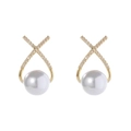 Détail de boucles d'oreilles perles asymétriques avec design cœur et papillon pavé - Clous Perles Croisés