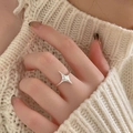 Anello a stella minimalista in argento con stella a quattro punte su maglia morbida - Aperto Regolabile / Anello Stella - Argento / Argento