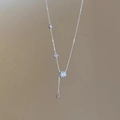 Elegante silberne vierblättrige Kleeblattkette mit glitzerndem Kristallzylinder-Anhänger - Taillenzylinder Klee Stil