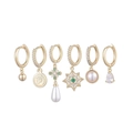 Détail d'un ensemble de six boucles d'oreilles dorées avec perles et cristaux verts - Ensemble Planète Univers Or