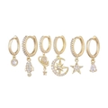 Détail du lot de créoles dorées avec pendentifs célestes d'étoiles, lune et planètes - Ensemble Fusée Planète Or