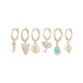 Détail de boucles d'oreilles dorées vintage avec breloques d'animaux et perle turquoise - Ensemble Éléphant Léopard Or