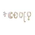 Détail d'un ensemble de 6 boucles d'oreilles dorées avec perles, étoiles et zircons - Ensemble Série Perles Serti Or