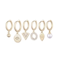 Détail du lot de 6 boucles d'oreilles dorées avec perles, fleurs zircon et breloques - Ensemble Mauvais Œil Perle Or