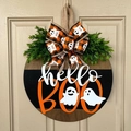 Panneau de porte Halloween en bois avec texte hello BOO, feuilles vertes et grand nœud orange - Fantôme