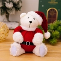 Süßer weißer Weihnachts-Teddybär im roten Weihnachtsmann-Outfit mit Deko-Kugeln - Weihnachten Sitzender Bär
