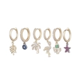 Détail d'un lot de 6 boucles d'oreilles avec motifs palmier, flamant rose et étoile - Ensemble Flamant Rose Or