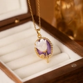 Detailansicht des Tulpenanhängers mit weißen Blüten und lila Emaille auf Goldkette - Lila Tulpen-Halskette