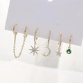 Dettaglio del set di sei orecchini dorati con stelle, luna e gemma verde preziosa - Set Stella Radiosa - Oro