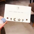 Dettaglio di set sei orecchini a stella e luna con perni in argento e accenti di luce - Set da 6 pezzi di orecchini a bottone stella luna