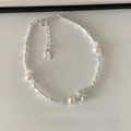 Detail van zilveren zeester hanger en parels op een S925 minimalistische armband - Zilveren Kraal Zeester Parel Stijl
