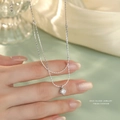 Dettaglio della collana a doppio strato in argento S925 con pendente in zircone a 4 punte - Collana a Doppio Strato con Ciondolo in Zircone a Quattro Griffe