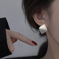 Pendientes cuadrados de plata cepillada en modelo femenina con un estilo muy elegante - Estilo Cuadrado Cepillado Simple / Plateado