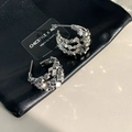 Unregelmäßige silberne Creolen mit geometrischen Würfeln auf schwarzem Lederbeutel - Silber Mehrschichtige Broken Silver Stil