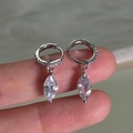 Minimalistische silberne Creolen mit Marquise-Diamant und Pavé-Fassung für Damen - Silberne Marquise-Diamant-Ohrringe