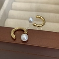Elegantes pendientes de botón dorados en forma de C con perla blanca y estilo minimalista - Dorado