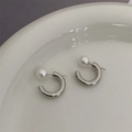Pendientes minimalistas de metal plateado en forma de C con perla blanca en un plato - Plateado