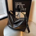 Klassische schwarze Hobo-Tasche mit Lychee-Narbung, großem Fassungsvermögen und Goldschnalle - Schwarz