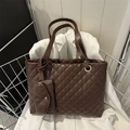 Sac cabas matelassé marron foncé avec petite pochette et texture cuir premium - Marron