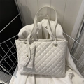 Grand sac cabas blanc matelassé avec pochette assortie et détails en métal doré - Blanc
