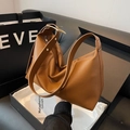 Braune Hobo-Schultertasche aus Litschi-Leder mit asymmetrischer Falte und Schnalle - Braun