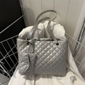 Sac cabas argenté matelassé avec motif à losanges et petite pochette dans un panier - Argenté