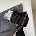 Borsa a nuvola nera a pieghe con tracolla a catena dorata e pelle martell'elegante pelle martellata - Nero senza Ciondolo