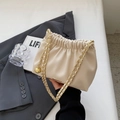 Borsa a nuvola bianco sporco con catena dorata e ciondolo a sfera in metallo - Bianco Senza Pendente