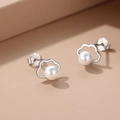 Hohle wolkenförmige Perlenohrringe aus S925 Sterlingsilber für Damen im schicken Stil - Wolke Perlenohrstecker / Silber