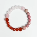 Elastisches Armband mit Rosenquarz und roten Achat-Natursteinperlen auf weißem Hintergrund - Armband-Krebs