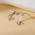 Eleganti orecchini in argento con cristalli trasparenti e design moderno a doppio strato - Orecchino a Bottone con Pendente Posteriore in Zirconia / Argento