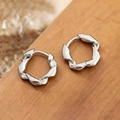 Minimalistische gedraaide geometrische zilveren oorringen vanuit een hoek van 45 graden - Zilveren Gedraaide Ring