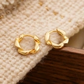 Onregelmatige geometrische gedraaide gouden oorringen met een getextureerd golfdesign - Gouden Gedraaide Ring