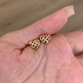 Squisiti orecchini a cuore cavo in oro con cristalli di zircone incrociati nella mano - Orecchini a Bottone a Cuore Cookie (Oro)
