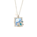 Collar vintage francés con colgante de flores azul claro y mariposa de colores - Color acero